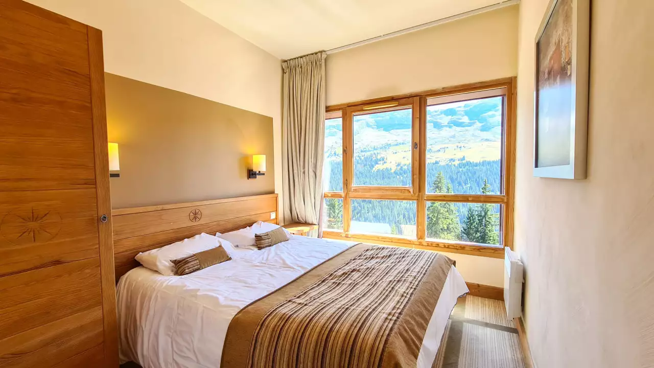 Spacious apartment  Direct access to the slopes  Pool  Free and unlimited WIFI  Spa