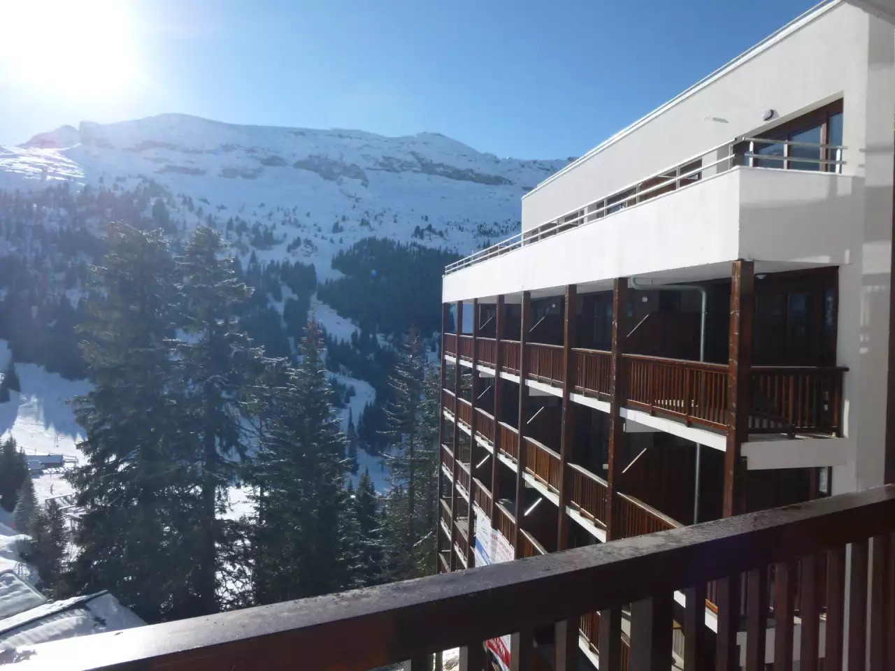Appartement lumineux  Dpart et retour skis aux pieds  Piscine  Parking inclus  Spa