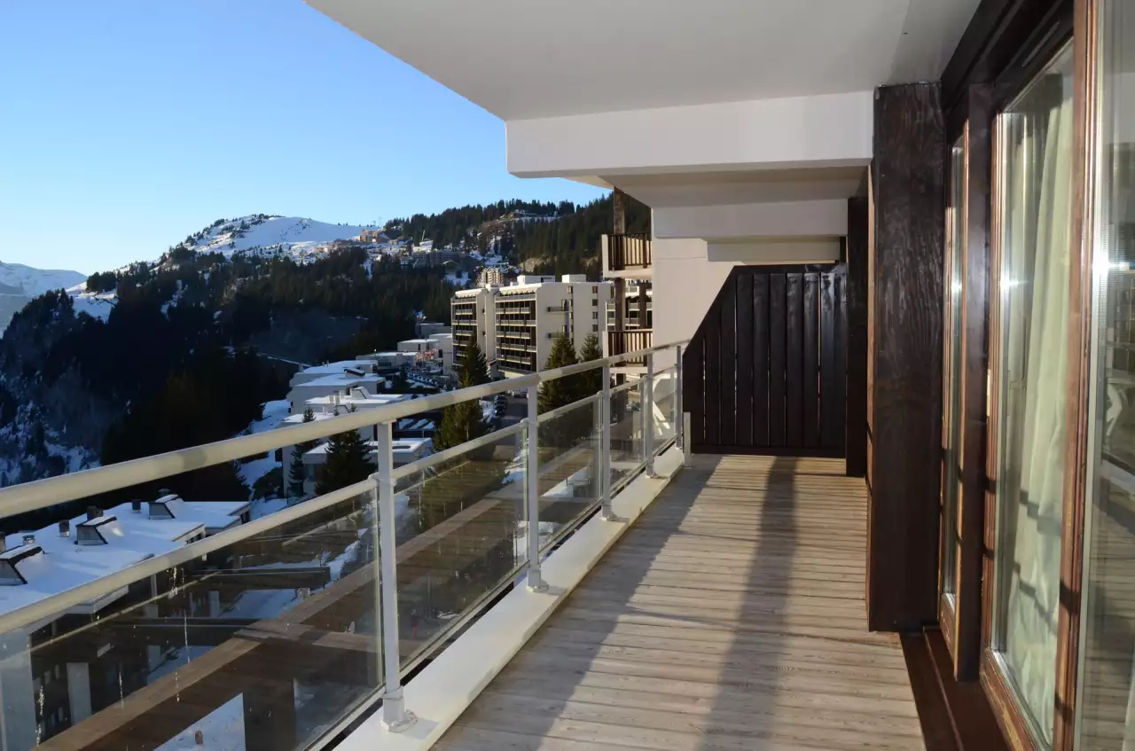 Bright apartment  Direct access to the slopes  Pool  Parking lot  Spa