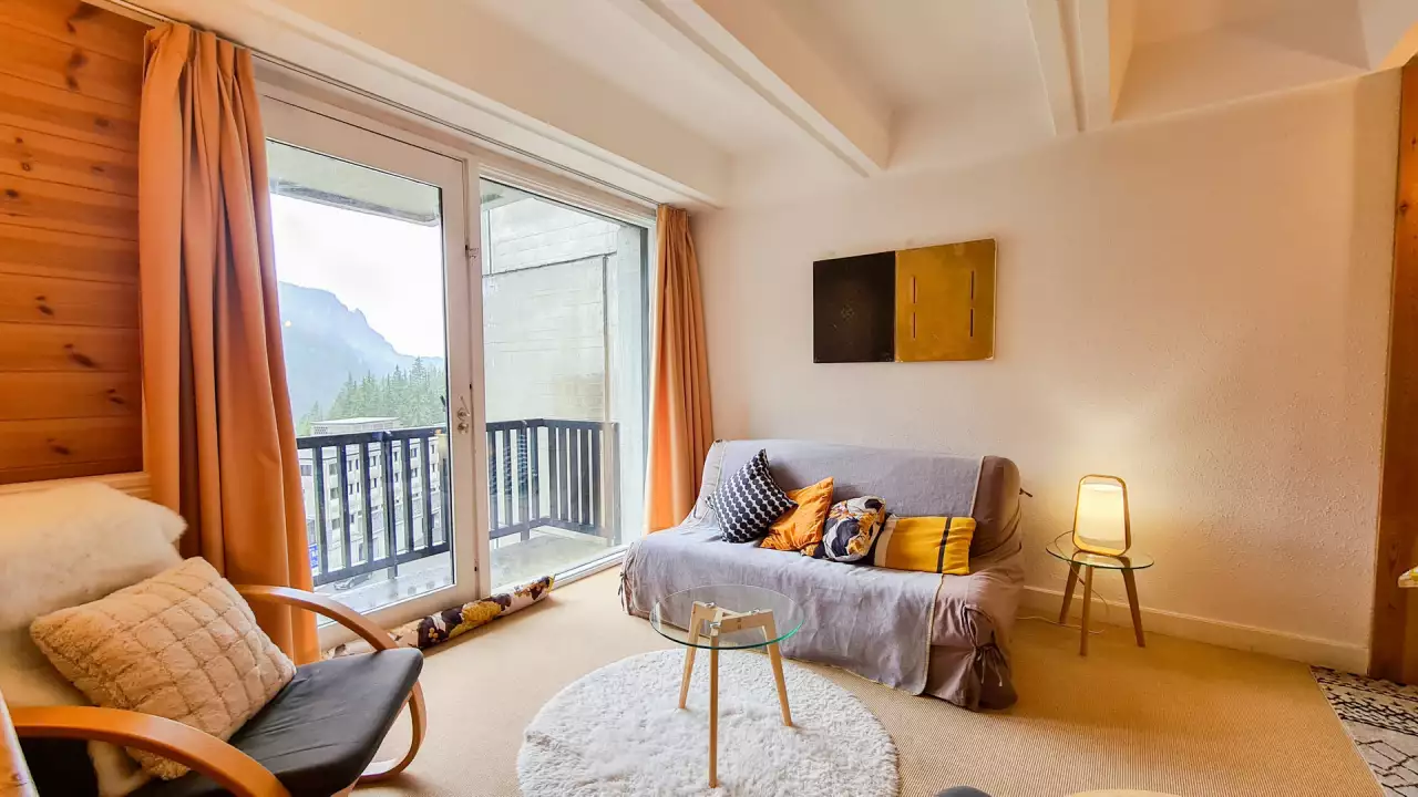 Bright apartment with sleeping corner  Direct access to the slopes  Balcony